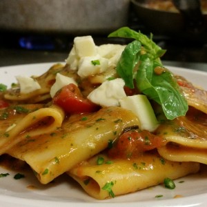 Paccheri al pomodoro Fresco Con Pesto di Rucola e Mozzarella Filante