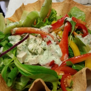 insalata vegana alla Greca in cialda croccante (Insalata , TOFU , salsa di Yogurt di Soia e Mentuccia )