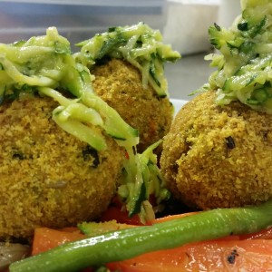 Arancini di Cereali Misti alle Zucchine Serviti con Ortaggi di Stagione