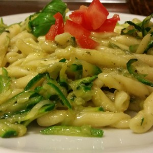 Strozzapreti Fresche al Pesto di Basilico Con Zucchine