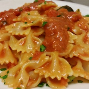 Farfalle al Tonno  con Pomodorini e olive