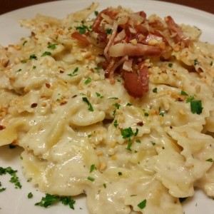 Farfalle in Salsa di Noci Con Bacon Croccante