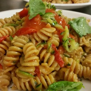 Fusilli Integrali al Pesto di Basilico Con Pomodorini e Zucchine