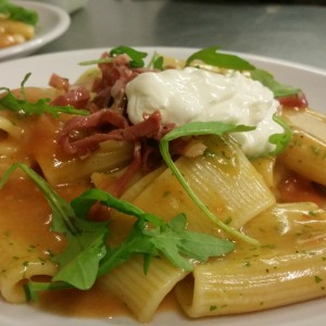 Paccheri al Pesto di Rucola Con Prosciutto di parma e Squacquerone