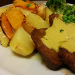 Scaloppine di Seitan in Salsa Curry Servite con Spadellata di Patate e Zucca