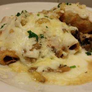 crespelle di farina di castagne con funghi e fontina