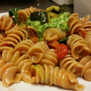 Fusilli Giganti Integrali Con Pomodoro Fresco , Zucchine e Pesto di Rucola