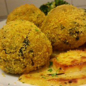 Arancini di Cereali Misti Bio agli Spinaci Baby Serviti con Petali di Patate al Forno  (1)