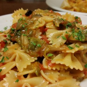 Farfalle con Scarola Con Pomodoro Fresco e Olive Nere