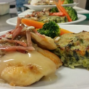 Scaloppine di Pollo ai Funghi e Speck Servite  con Tortino di Verdure Gratinate (3)