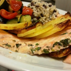 Trancio di Salmone Fresco in Crosta di Patate Servito con Caponata di Verdure e Torretta di Cereali Bio (4)