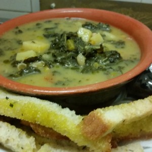 Zuppa di Cavolo Nero e Fagioli Cannellini servita con Crostini alle erbe aromatiche (1)