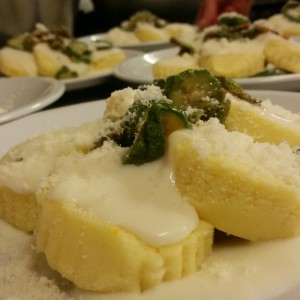 Gnocchi alla Romana con Fiori di Zucca e Zucchine Baby serviti su Fonduta al Parmigiano (1)