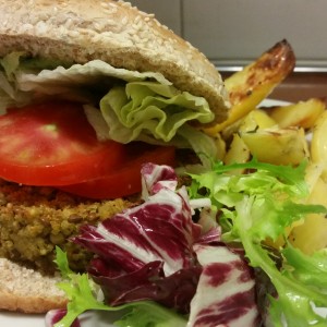 Hamburger Vegano di Miglio Bio e Lenticchie Con Pane al Sesamo e Spicchi di Patate al Rosmarino (2)