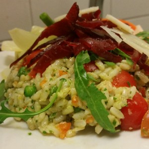 Riso Pilaff al Verde di Rucola Con Filangè di Bresaola e scaglie di Pecorino