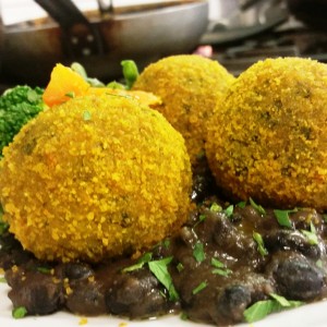 Arancini di Quinoa Bio alla Curcuma e Cima di Rapa con fagioli alla Messicana (1)