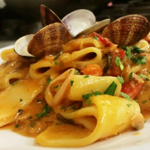 Calamarata Napoletana Fresca ( Mezzi Paccheri) ai frutti di mare con Vongole veraci (2)