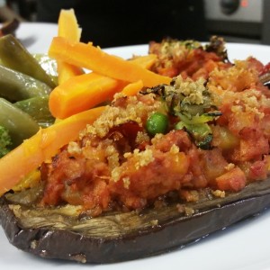 Piatto Vegano  Barchette di Melanzane Ripiene al Ragù Vegano di Soia Servite con Ortaggi di Stagione  (2)