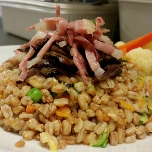 Farro perlato da Agr. biologica Con Radicchio di Treviso , filangè di Speck e Crema allo Zafferano