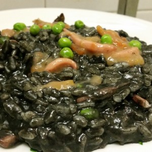 Risotto al “Nero” Con Ciuffi di Calamaro e Piselli