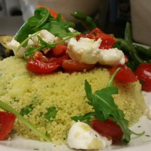 cous-cous-integrale-bio-al-pesto-di-rucola-con-pomodorini-e-mozzarelline-1