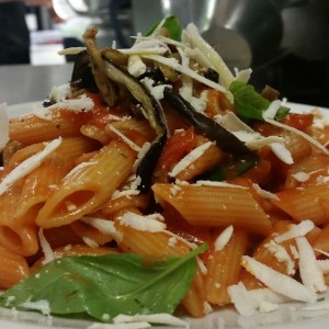 pennette-rigate-alla-norma-con-melanzane-pomodoro-fresco-e-ricotta-grattugiata