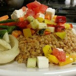 farro-perlato-da-agr-bio-alla-greca-con-feta-peperoni-e-cetrioli