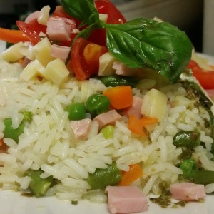 riso-thailandese-in-insalata-con-prosciutto-emmenthal-e-ortaggi-allolio-e-limone-1