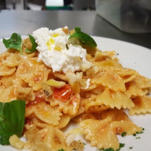 farfalle-pomodorini-e-ricotta-fresca-con-mollica-di-pane-tostata