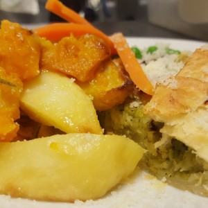 torta-salata-broccoli-provola-fume-servita-con-patate-e-zucca-1