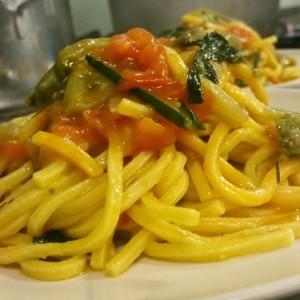 spaghetti-freschi-alla-chitarra-con-pom-e-puntarelle