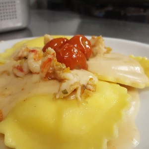 ravioloni-artigianali-di-ricotta-e-patate-con-gemberi-in-salsa-di-crostacei-1