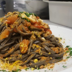 tagliolini-freschi-al-nero-con-pomodoro-fresco-bottarga-di-muggine-e-agrumi-di-sicilia-2