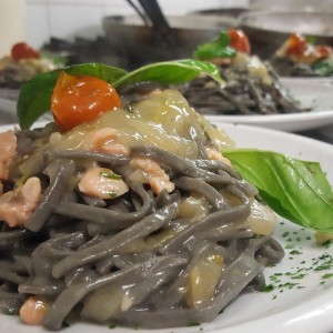 tagliolini-freschi-al-nero-con-salmone-affumicato-e-indivia-al-pepe-rosa-2