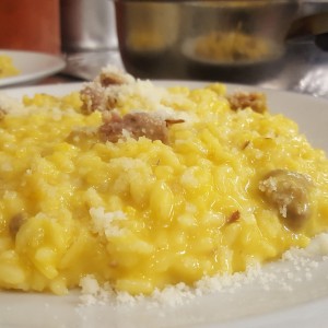 risotto-allo-zafferano-con-bocconcinidi-salsiccia-luganega