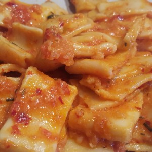 mezzi-paccheri-freschi-alla-calabrese-con-pomodorini-nduja-di-spilinga-e-briciole-di-pane-1