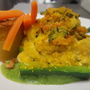 zucchine-ripiene-agli-ortaggi-e-tofu-servite-con-muffin-vegano-alla-zucca-1