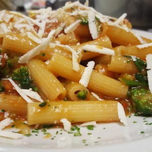 sedani-rigati-ai-broccoletti-con-pomodorini-e-ricotta-grattugiata