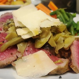 tagliata-di-scottona-al-rosmarino-con-carciofi-scaglie-di-parmigiano