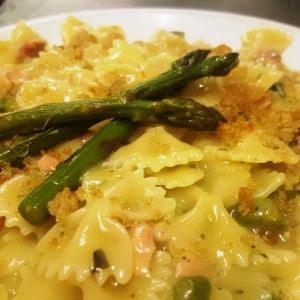 farfalle-al-salmone-affumicato-con-asparagi-freschi