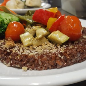 riso-rosso-in-crosta-di-pane-con-caponata-mediterranea-2