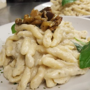 strozzapreti-freschi-alla-crema-di-melanzane-e-ricotta