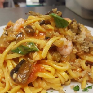 tagliolini-freschi-con-pesce-spada-melanzane-e-gamberetti-1