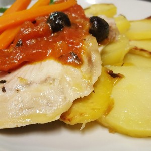 trancio-di-pesce-spada-alla-provenzale-servito-con-petali-di-patate-e-porri