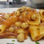 calamarata-napoletana-mezzi-paccheri-freschi-con-ciuffi-di-calamaro-con-pomodoro-fresco-e-ceci-al-rosmarino-2