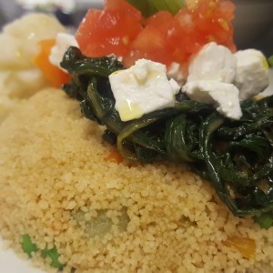 cous-cous-integrale-bio-con-tarassaco-ortaggi-e-feta-greca-1