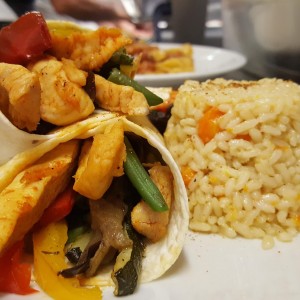 fajitas-di-pollo-e-verdurine-servite-con-riso-pilaff-e-crema-di-fagioli-neri