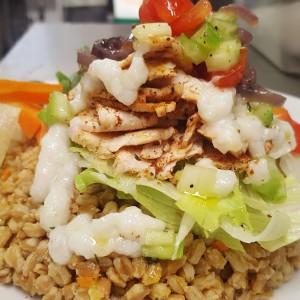 farro-perlato-in-insalata-con-kebab-di-tacchino-e-salsa-allo-yogurt-1