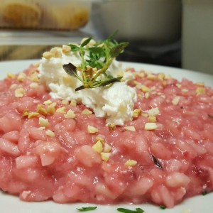 risotto-alla-barbabietola-mantecato-al-formaggio-caprino-e-nocciole