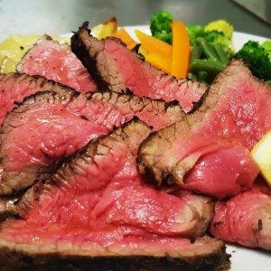 tagliata-di-scottona-al-rosmarino-servita-con-patate-al-forno-e-ortaggi-2